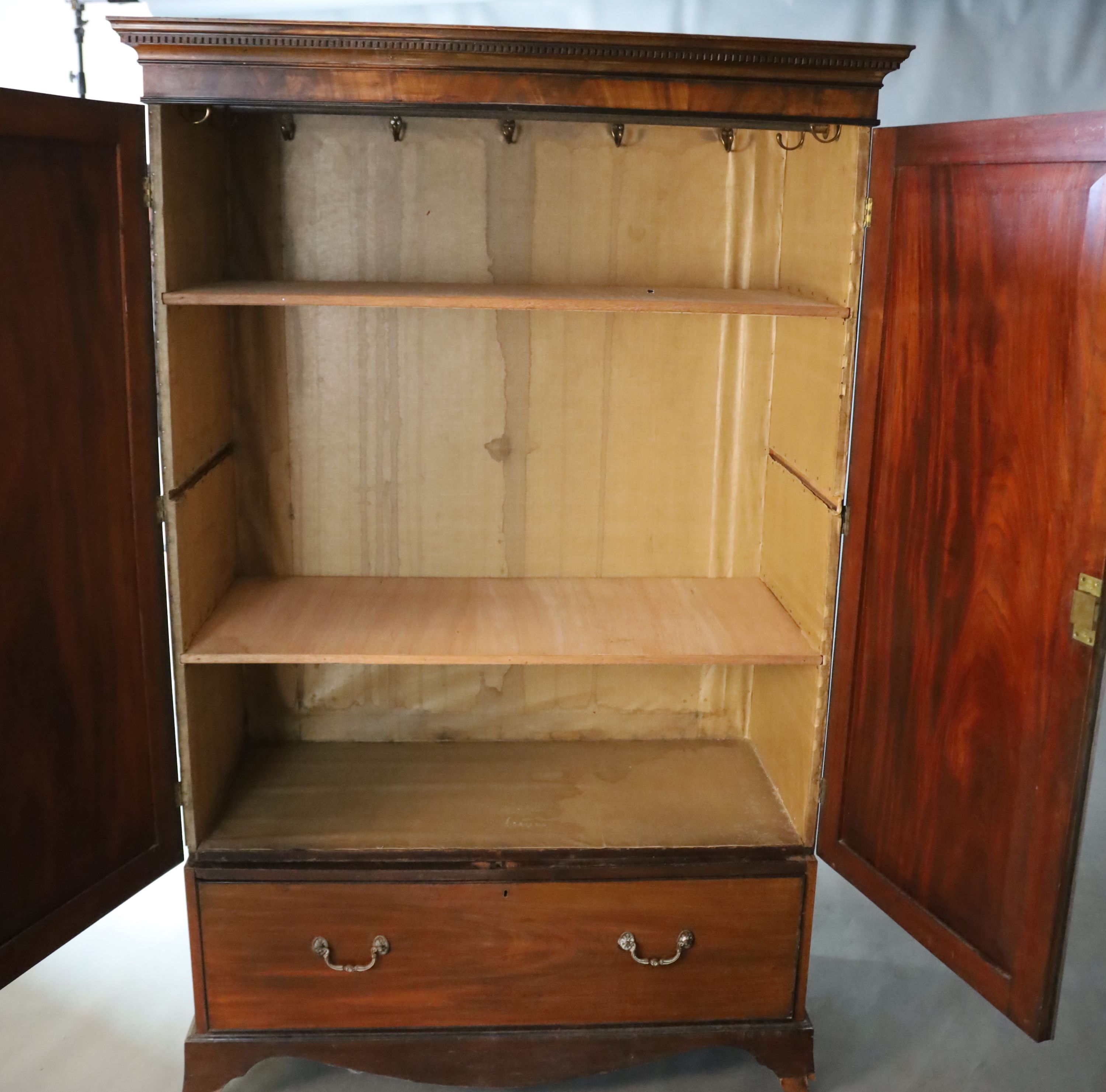 An early 19th century mahogany press cupboard, W.119.5cm D.54.5cm H.188cm